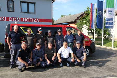 Slovestni prevzem novega gasilskega vozila