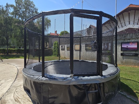 Obnovljen trampolin v mestnem parku. Foto: Občina Lendava