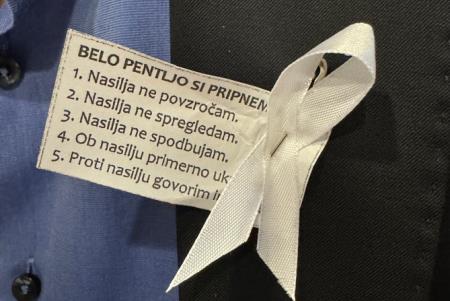 V znak podpore akciji si je belo pentljo pripel župan Janez Magyar. Foto: Občina Lendava