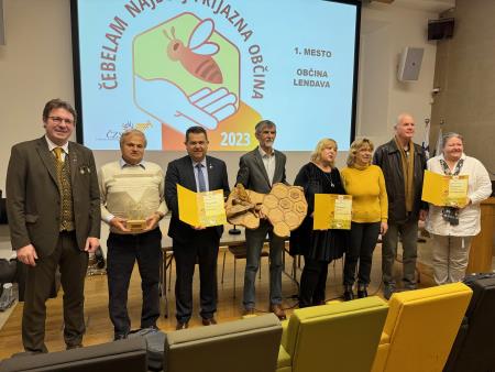 Predsednik Čebelarske zveze Slovenije Boštjan Noč in prejemniki priznanj. Foto: Občina Lendava
