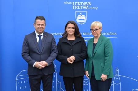 Slovensko in madžarsko predsednico je pred mestno hišo sprejel župan Janez Magyar. Foto: T. Galič