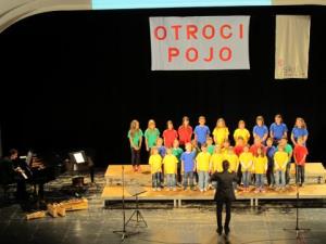 Otroci pojo in mlada grla