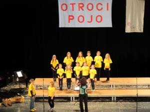 Otroci pojo in mlada grla