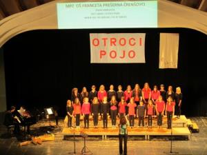 Otroci pojo in mlada grla