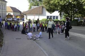 Otroci "zasedli" cesto
