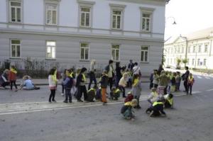 Otroci "zasedli" cesto