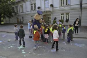 Otroci "zasedli" cesto