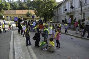 Otroci "zasedli" cesto