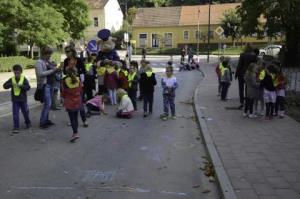 Otroci "zasedli" cesto