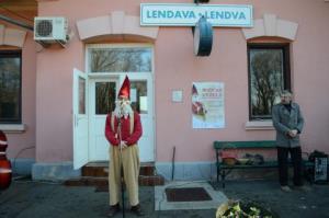 Vozi nas vlak v daljave ...