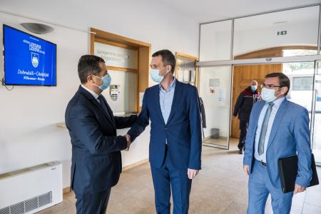 1b5f27dfb04329bffac0378972e9a81e