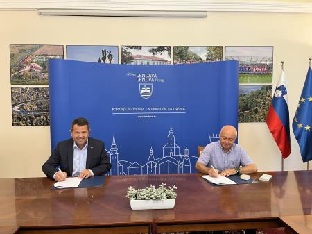 Svečan podpis pogodbe.