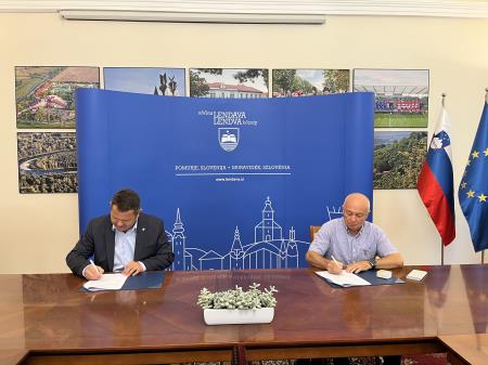 Svečan podpis pogodbe.