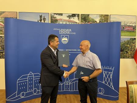 Svečan podpis pogodbe.